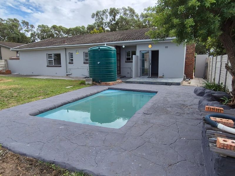 Refreshed spacious family home in great position across a spacious park to play in. - Photo 8