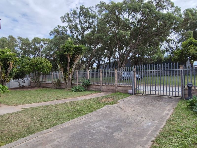 Refreshed spacious family home in great position across a spacious park to play in. - Photo 7