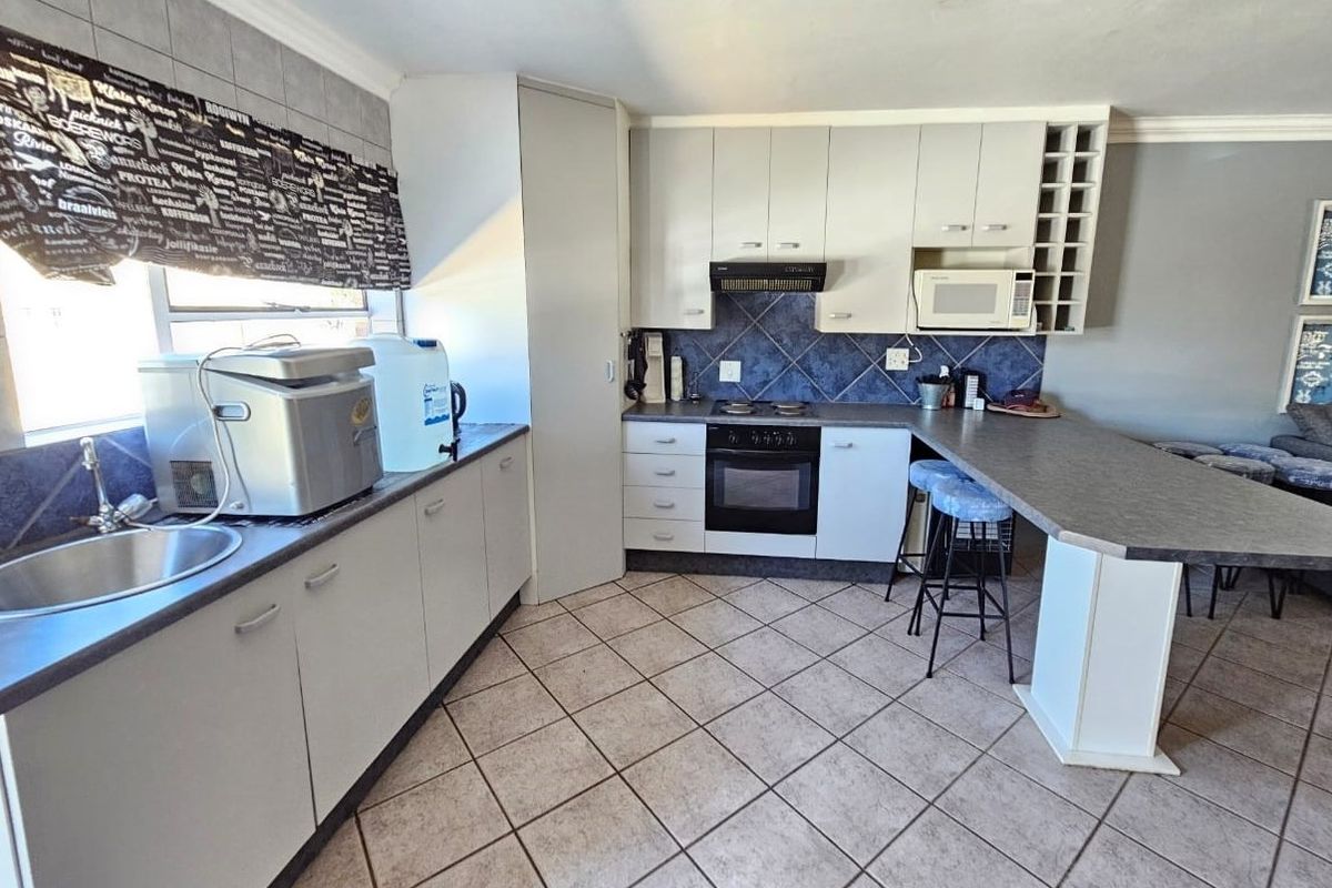 Furnished 4 Bedroom Home in Secure Vaal Marina Complex - Photo 2