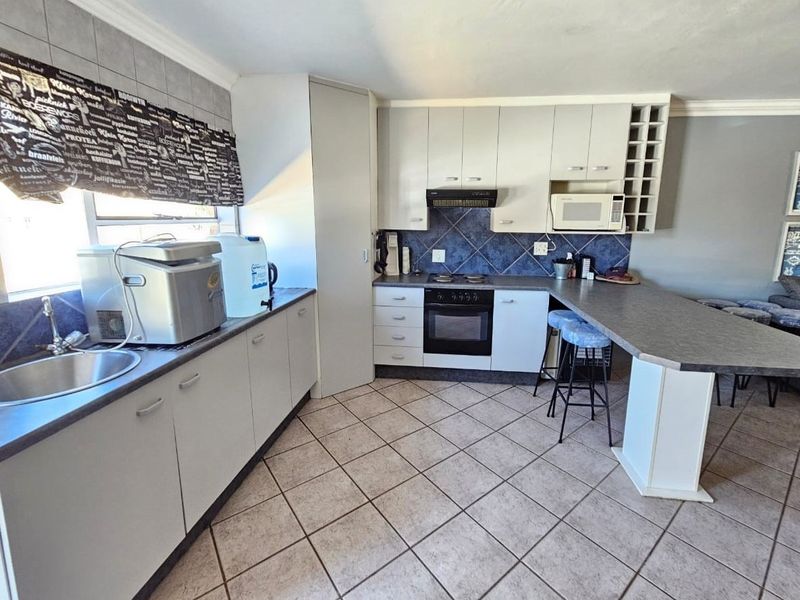 Furnished 4 Bedroom Home in Secure Vaal Marina Complex - Photo 2