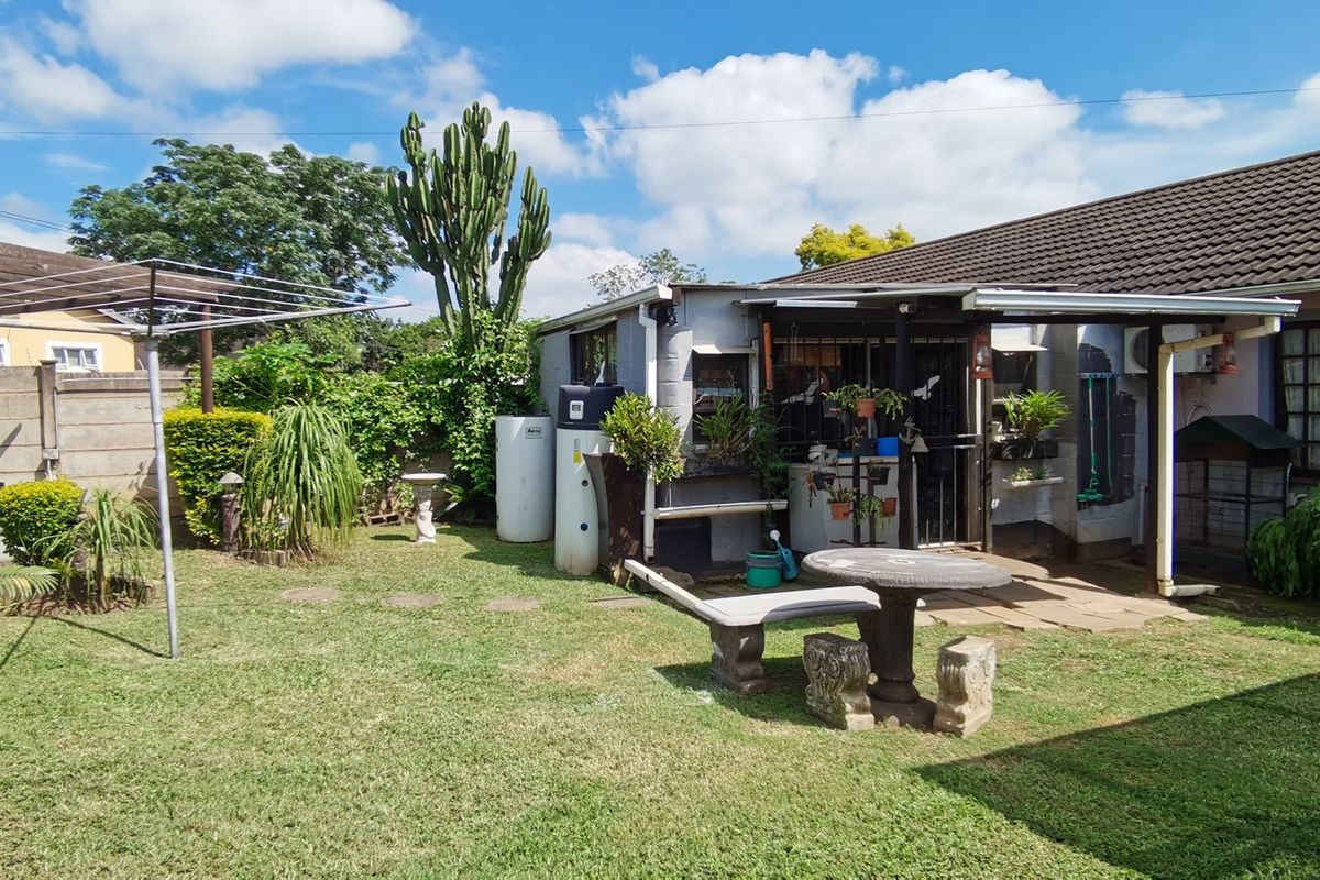 Calling Young Families, First-Time Buyers, or Savvy Investors - Charming 2 Bedroom Home in a Secure Complex - Photo 2