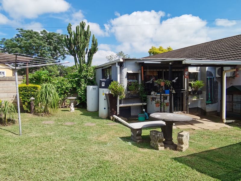 Calling Young Families, First-Time Buyers, or Savvy Investors - Charming 2 Bedroom Home in a Secure Complex - Photo 2