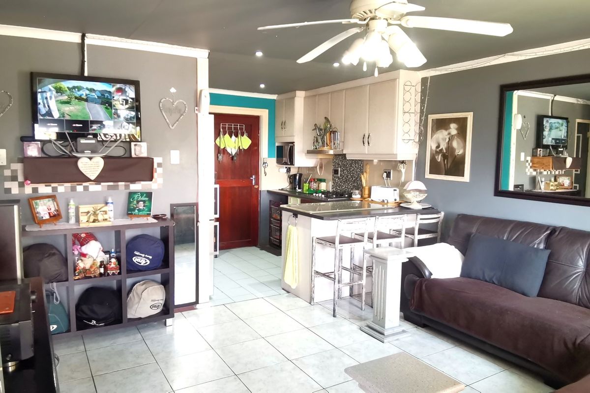 Calling Young Families, First-Time Buyers, or Savvy Investors - Charming 2 Bedroom Home in a Secure Complex - Photo 5