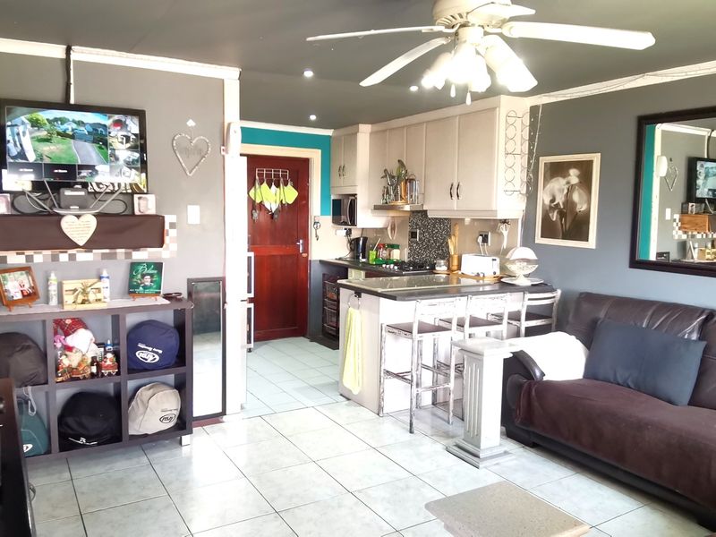 Calling Young Families, First-Time Buyers, or Savvy Investors - Charming 2 Bedroom Home in a Secure Complex - Photo 5