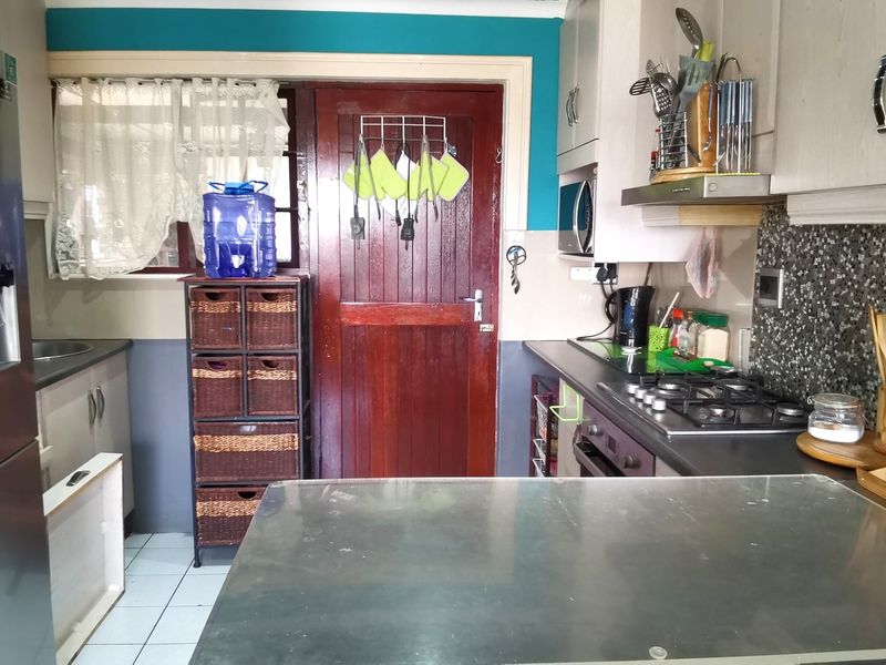 Calling Young Families, First-Time Buyers, or Savvy Investors - Charming 2 Bedroom Home in a Secure Complex - Photo 9