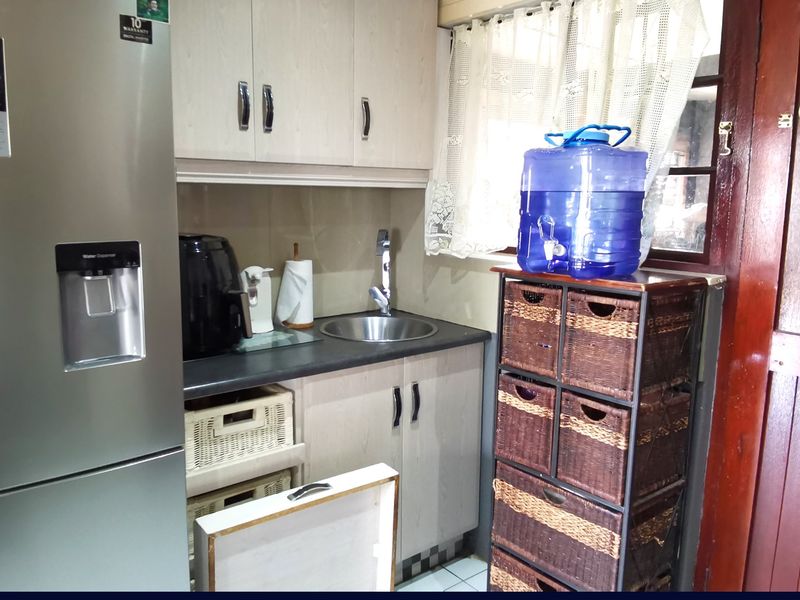 Calling Young Families, First-Time Buyers, or Savvy Investors - Charming 2 Bedroom Home in a Secure Complex - Photo 10