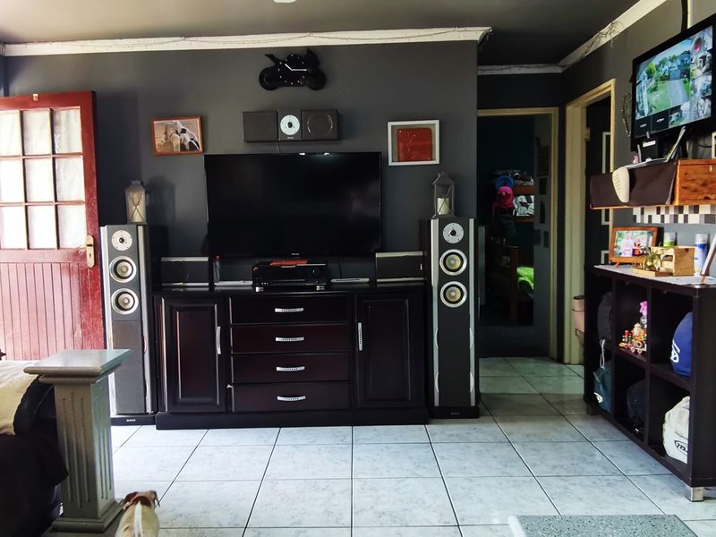 Calling Young Families, First-Time Buyers, or Savvy Investors - Charming 2 Bedroom Home in a Secure Complex - Photo 7