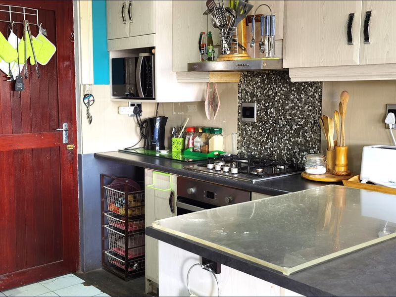 Calling Young Families, First-Time Buyers, or Savvy Investors - Charming 2 Bedroom Home in a Secure Complex - Photo 8