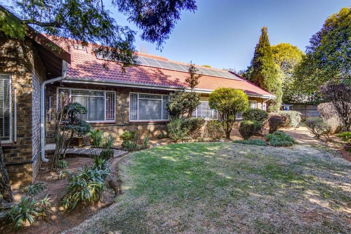 Spacious Family Home with Exceptional Features - Photo 3