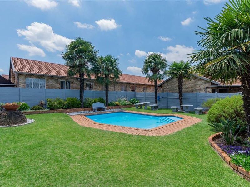 Cozy Home with a Touch of Tranquility and Leisure - Photo 3