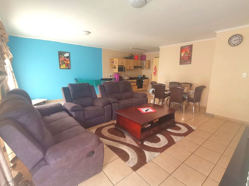 Coastal living at it's best in a small complex in Uvongo. - Photo 6