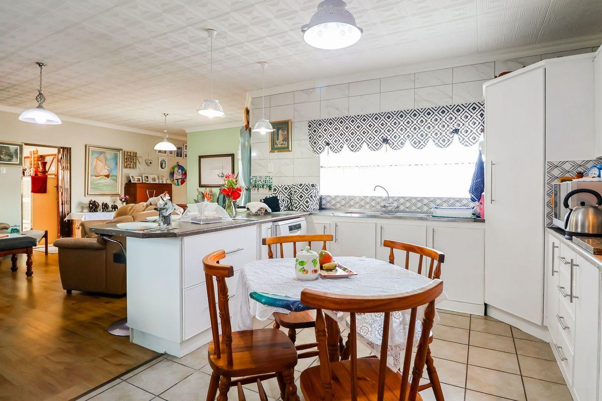 Rare Coastal Gem in Hartenbos – Your Dream Townhouse Awaits! - Photo 2