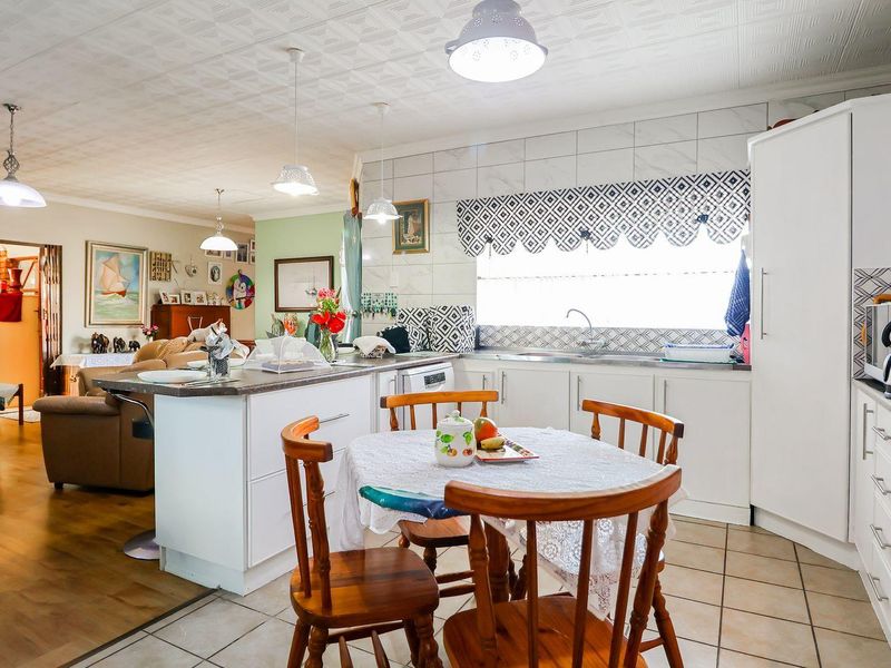 Rare Coastal Gem in Hartenbos – Your Dream Townhouse Awaits! - Photo 2