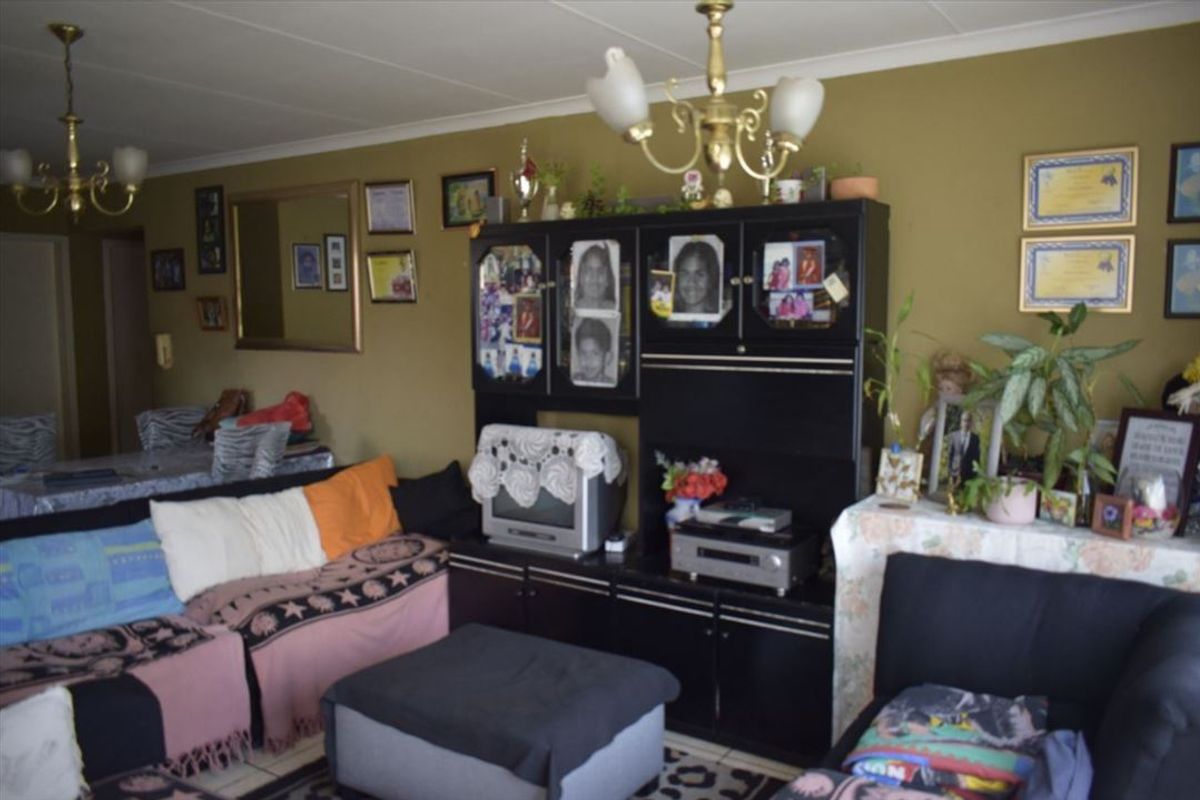 House Features Overview - Photo 2