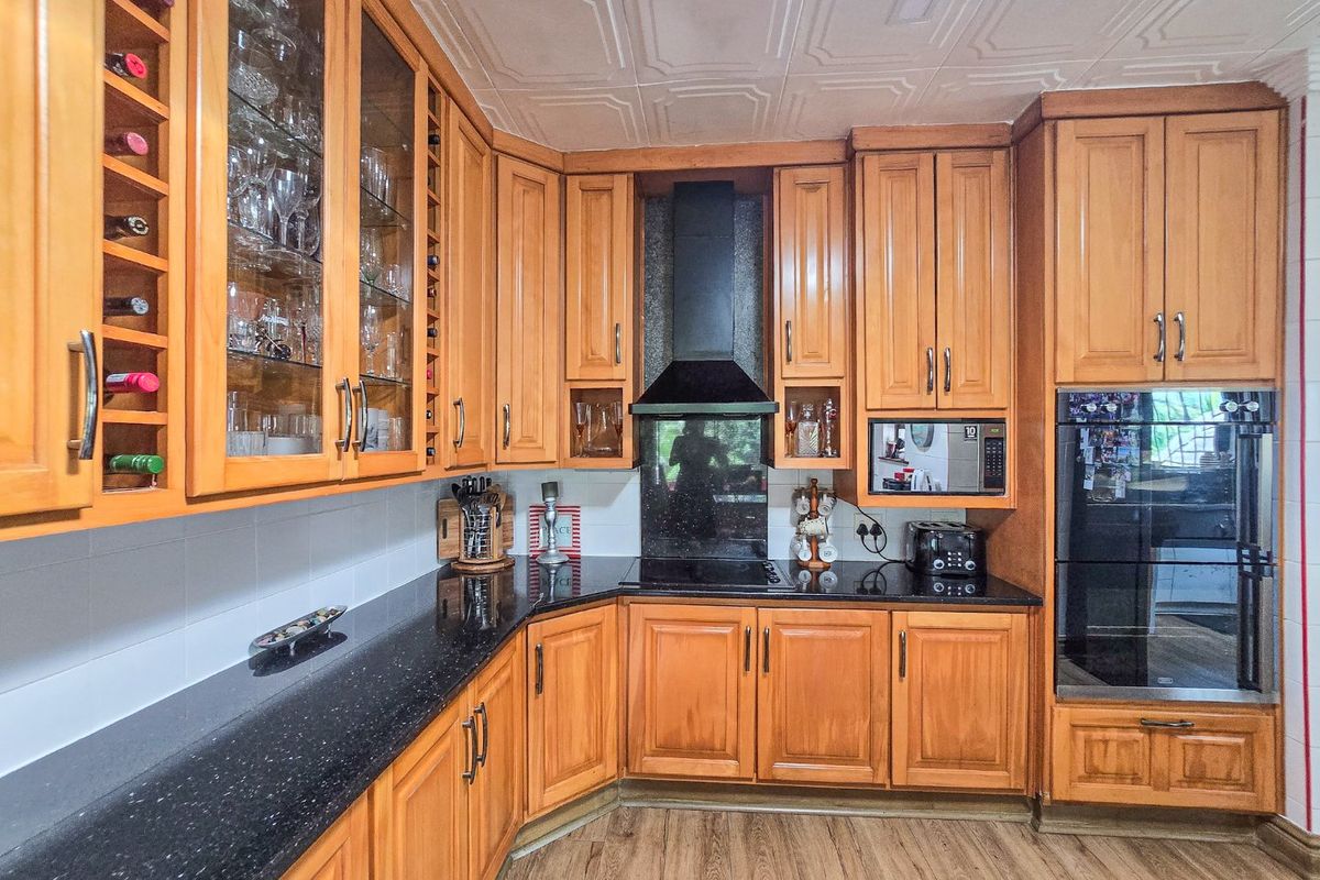 Stunning Family Home With 2 flats  - Photo 5