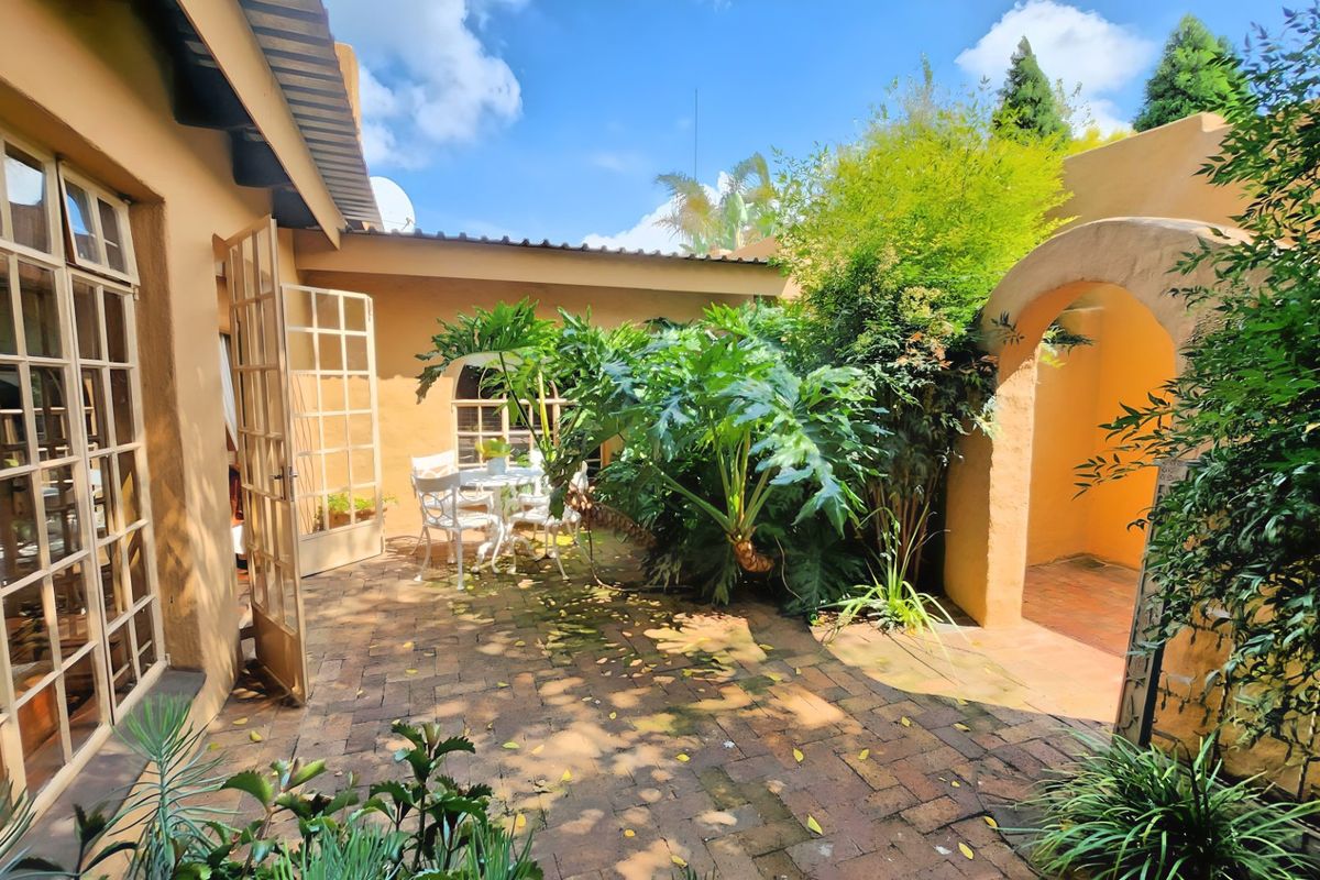 Eclectic & Spacious 4-Bedroom Home with Pool and Ample Parking – A Perfect Blend of Character and Comfort! - Photo 5