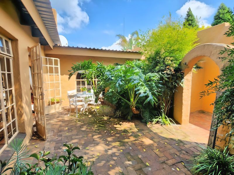 Eclectic & Spacious 4-Bedroom Home with Pool and Ample Parking – A Perfect Blend of Character and Comfort! - Photo 5