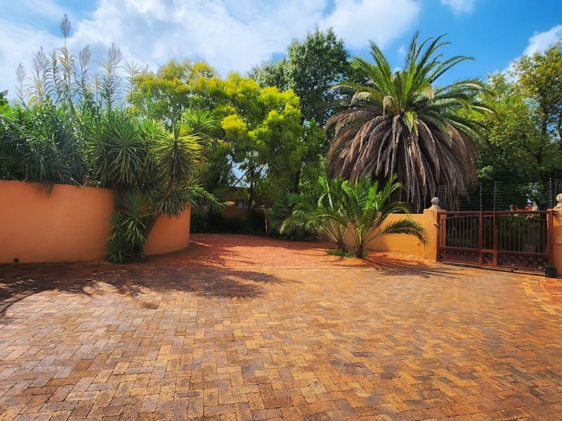 Eclectic & Spacious 4-Bedroom Home with Pool and Ample Parking – A Perfect Blend of Character and Comfort! - Photo 6