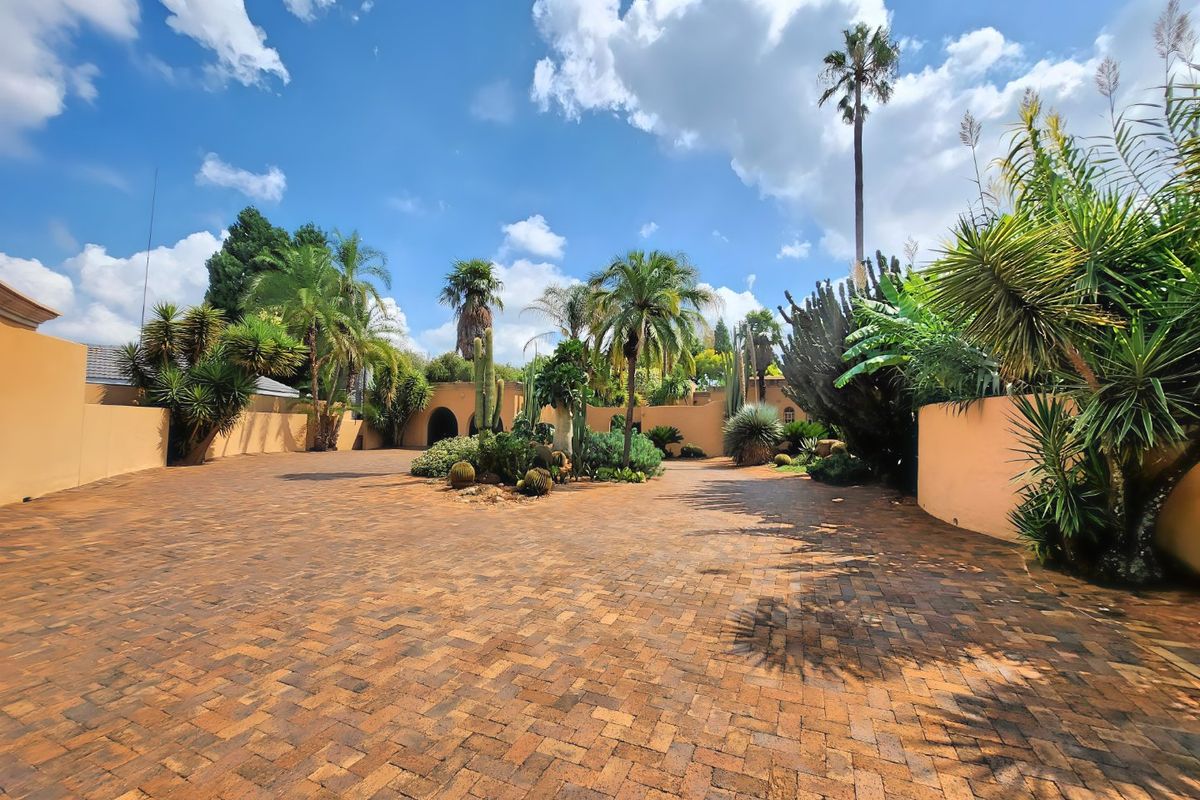Eclectic & Spacious 4-Bedroom Home with Pool and Ample Parking – A Perfect Blend of Character and Comfort! - Photo 4