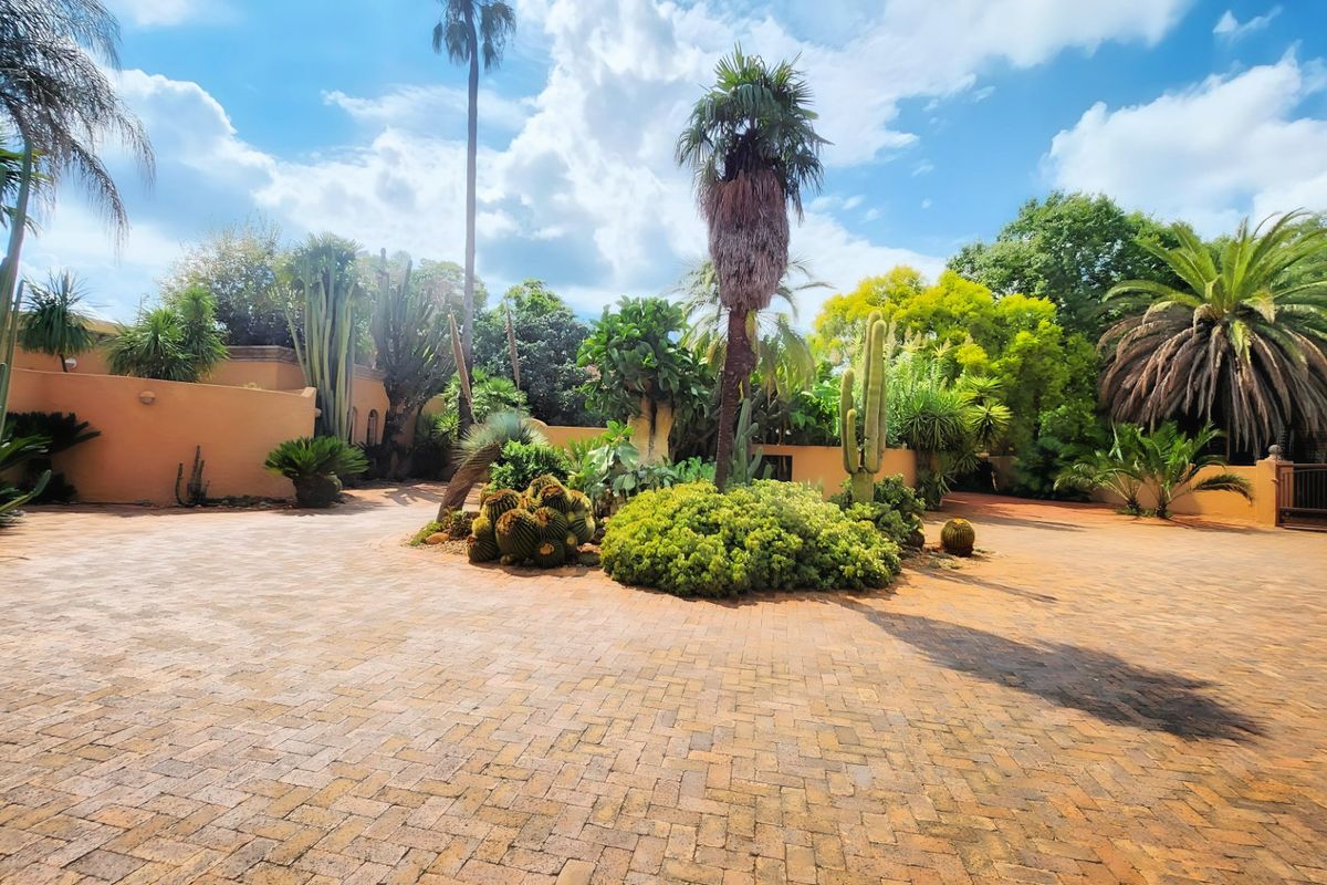 Eclectic & Spacious 4-Bedroom Home with Pool and Ample Parking – A Perfect Blend of Character and Comfort! - Photo 2