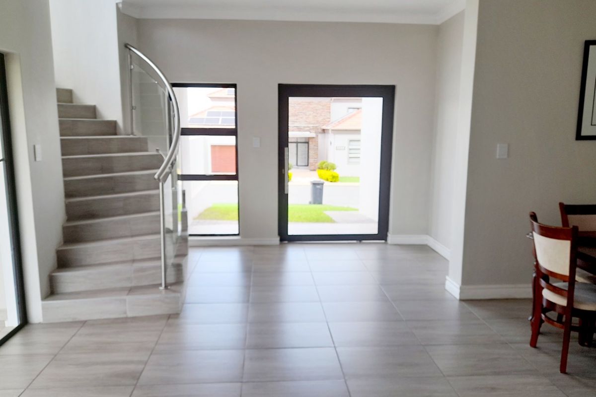 Stylish 4-Bedroom Home in Blue Valley Golf Estate - Photo 3