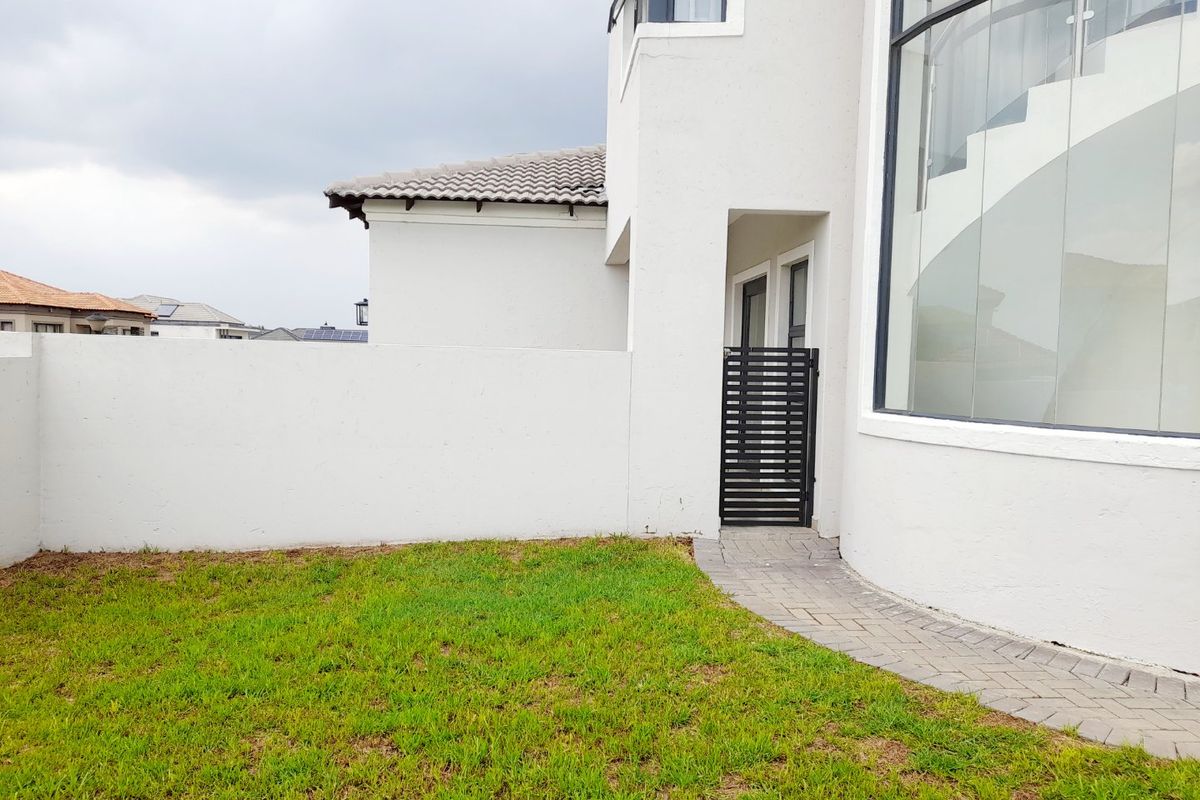 Stylish 4-Bedroom Home in Blue Valley Golf Estate - Photo 2