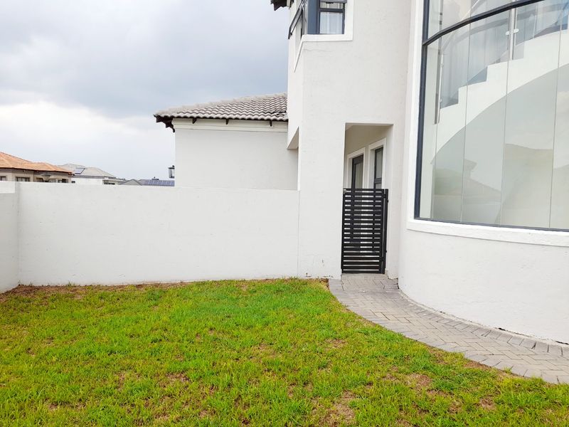 Stylish 4-Bedroom Home in Blue Valley Golf Estate - Photo 2