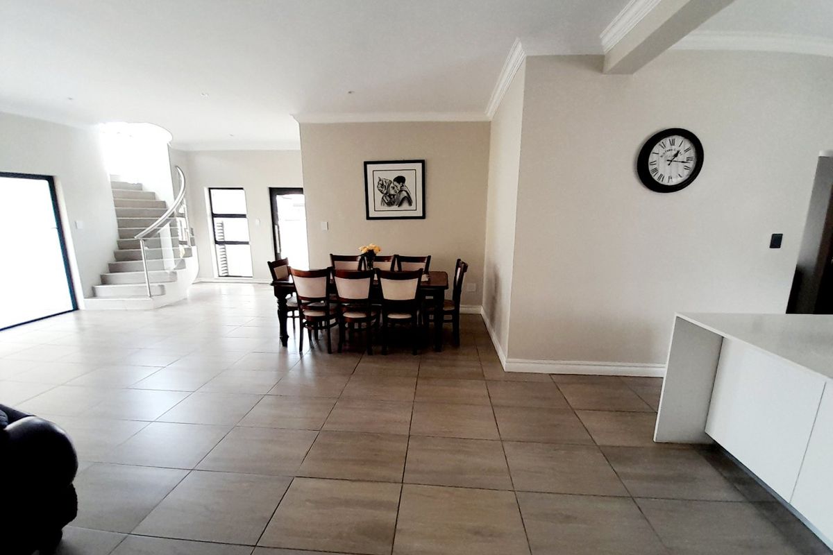 Stylish 4-Bedroom Home in Blue Valley Golf Estate - Photo 5