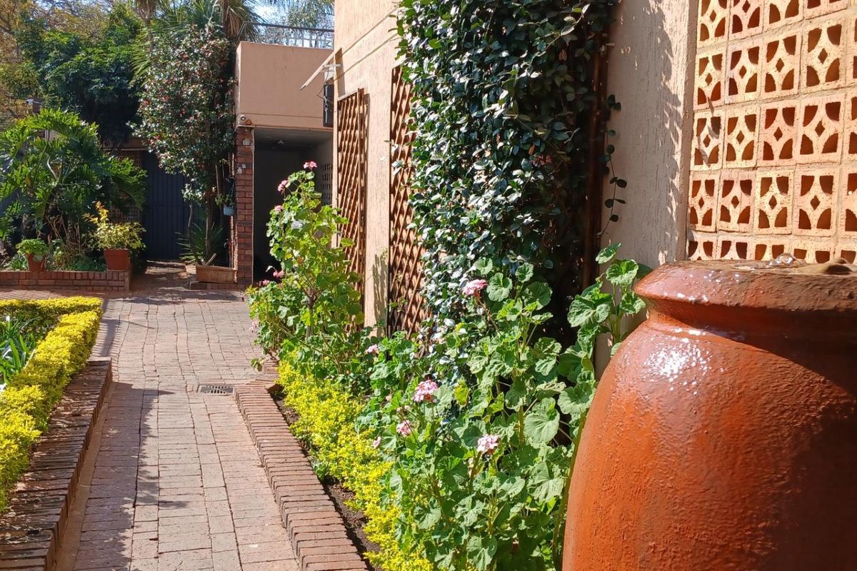 On Top of the World overlooking Embassies & The Union Buildings - Photo 3