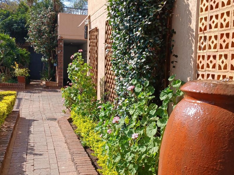 On Top of the World overlooking Embassies & The Union Buildings - Photo 3