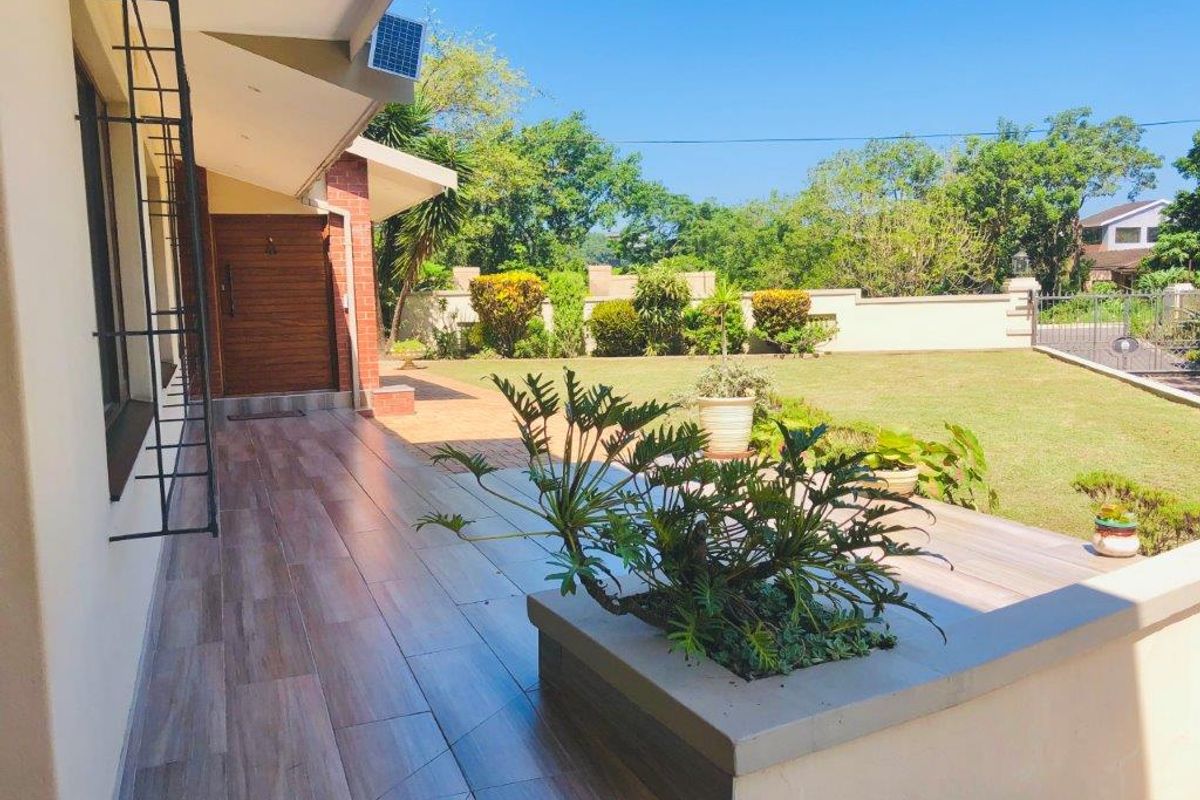 Exquisite Family Oasis Being Sold Fully Furnished  - Photo 3