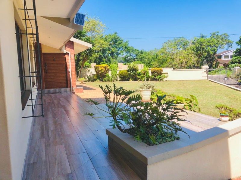 Exquisite Family Oasis Being Sold Fully Furnished  - Photo 3