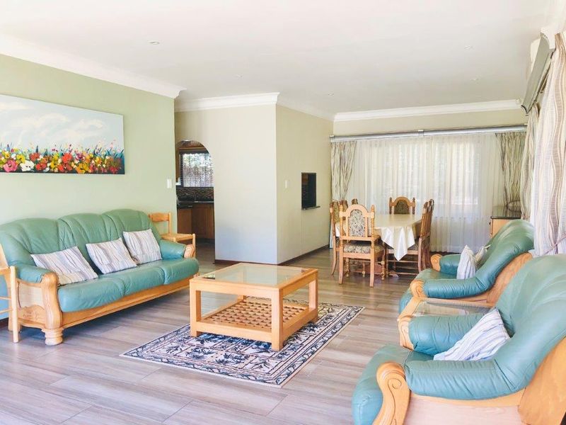 Exquisite Family Oasis Being Sold Fully Furnished  - Photo 6