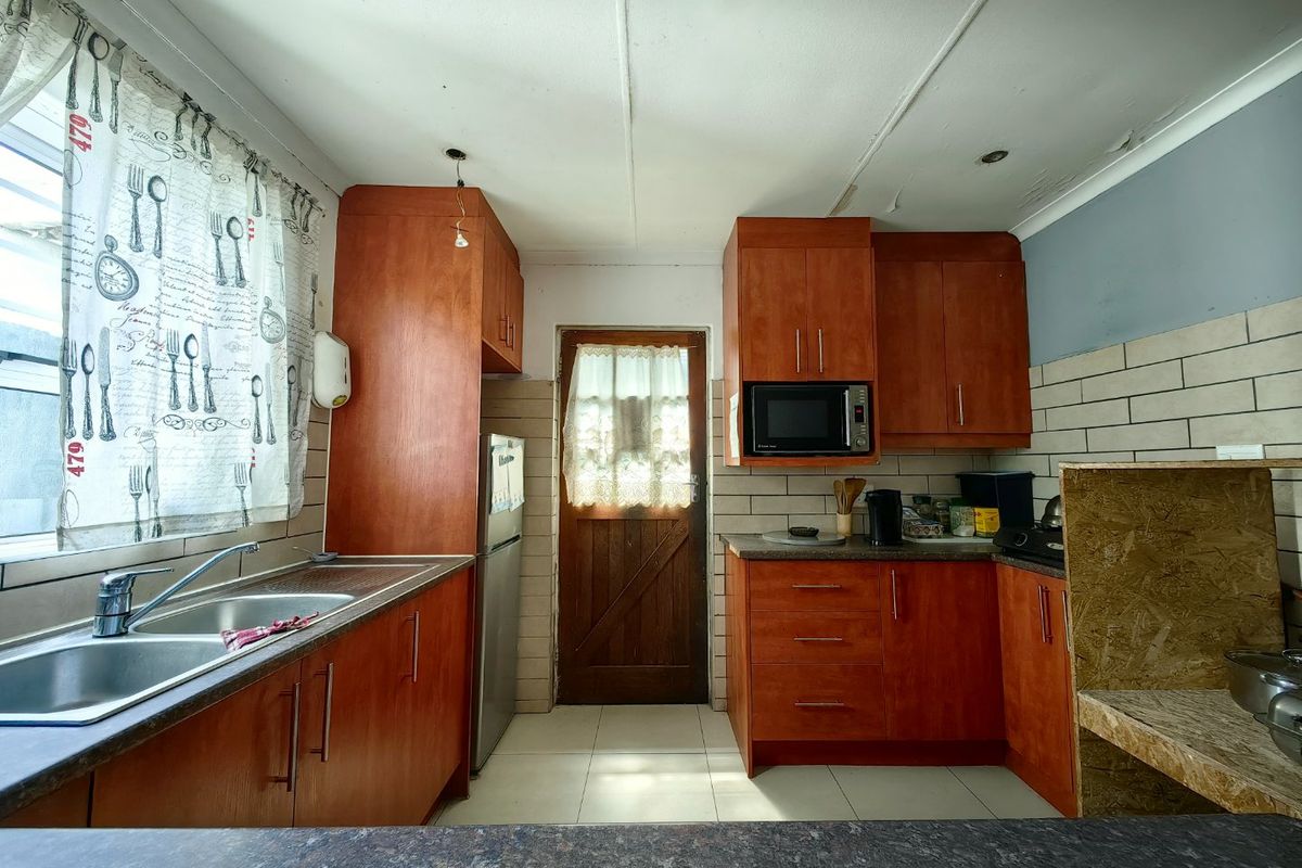 Beautiful Extended home in New Woodlands!!! - Photo 5