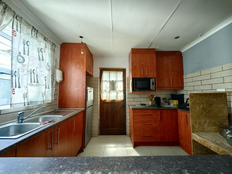 Beautiful Extended home in New Woodlands!!! - Photo 5