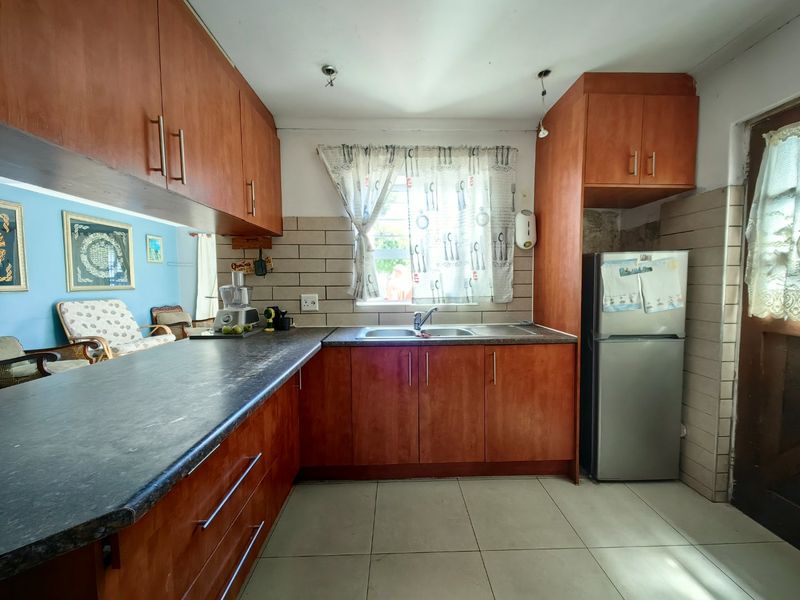 Beautiful Extended home in New Woodlands!!! - Photo 7