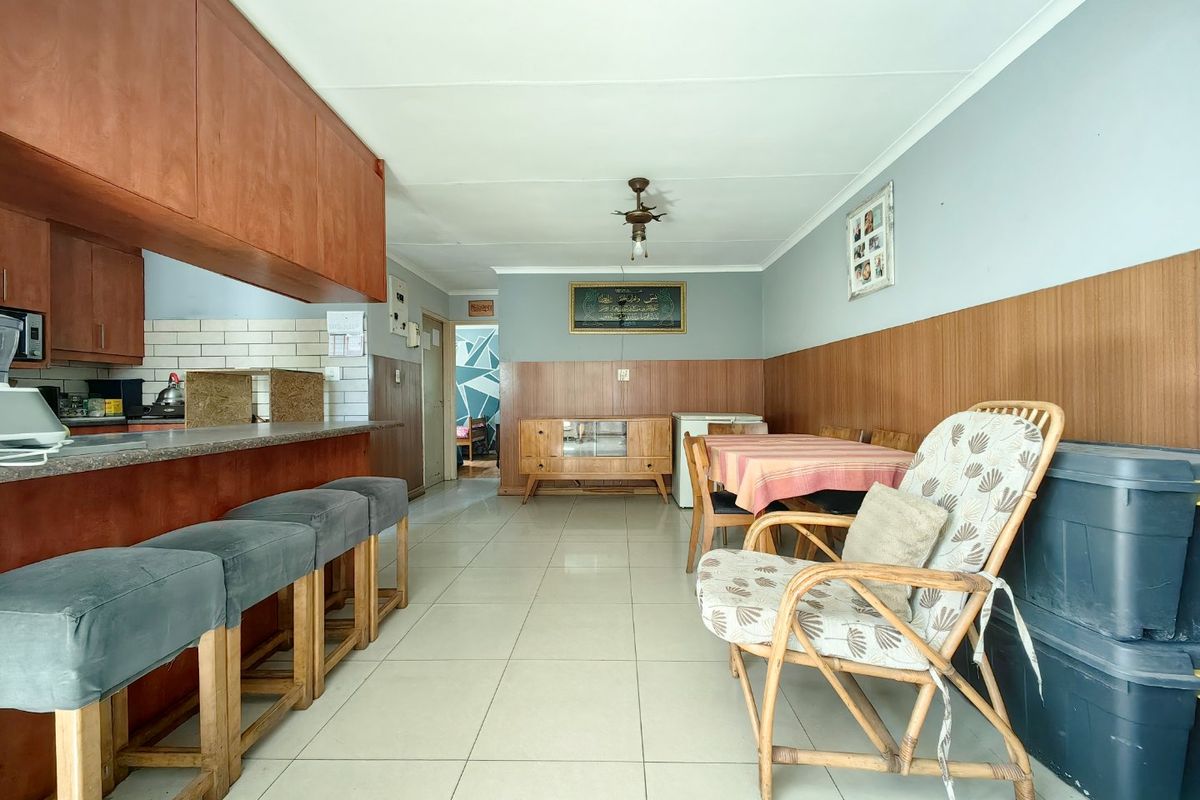 Beautiful Extended home in New Woodlands!!! - Photo 3