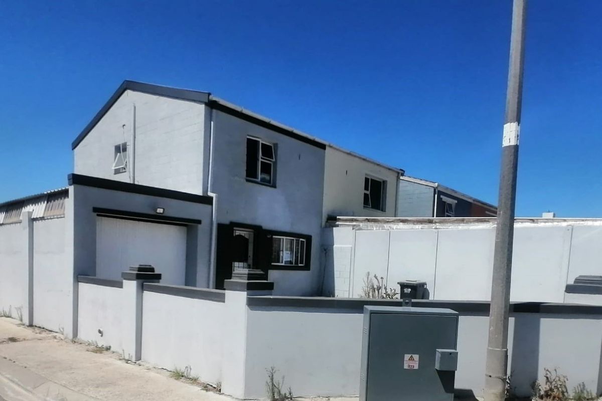 Lovely 3 Bedroom Home - Photo 2