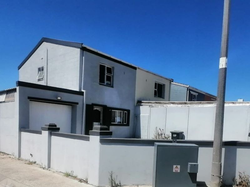 Lovely 3 Bedroom Home - Photo 2