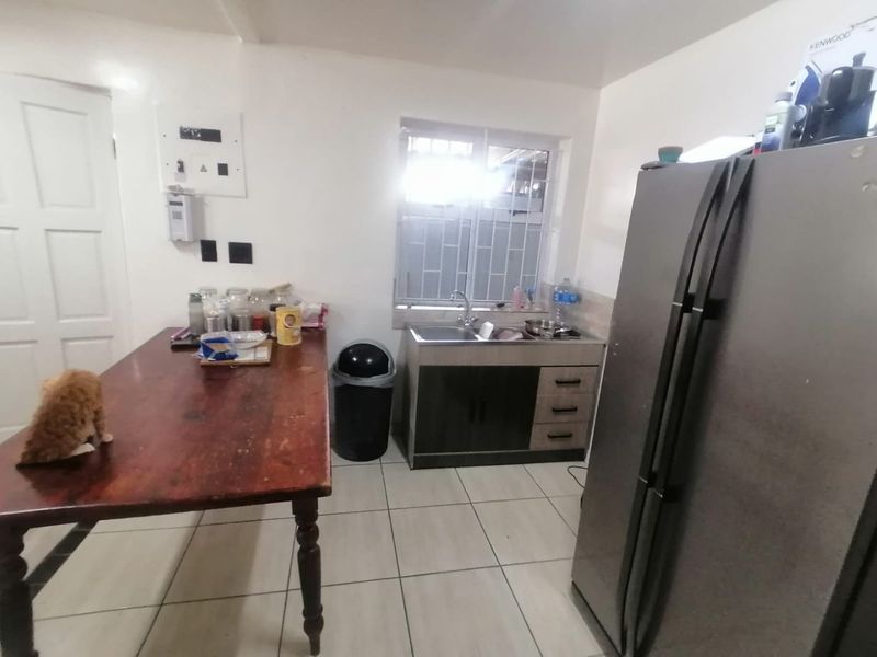 Lovely 3 Bedroom Home - Photo 10