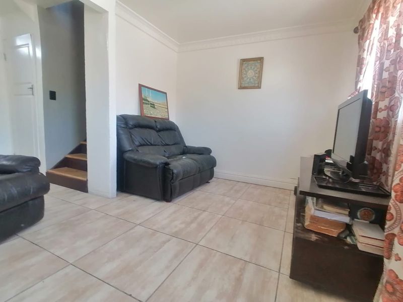 Lovely 3 Bedroom Home - Photo 9