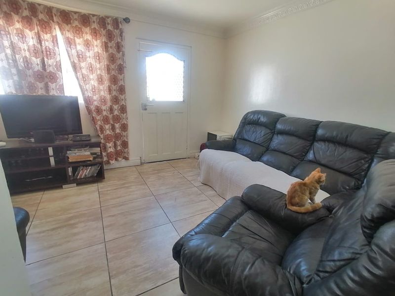 Lovely 3 Bedroom Home - Photo 7