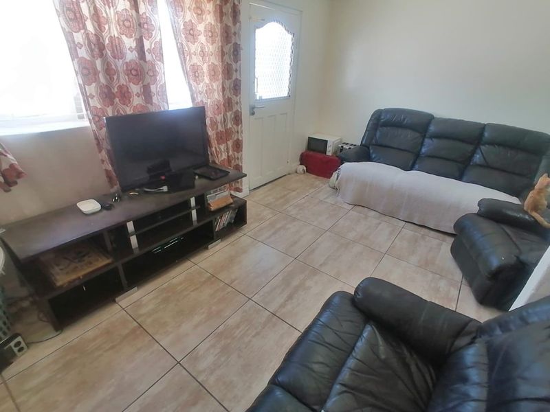 Lovely 3 Bedroom Home - Photo 8