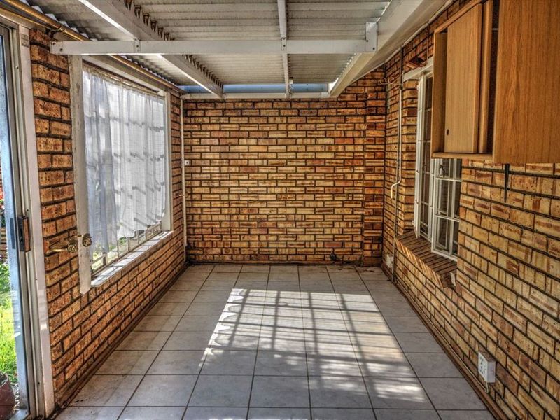 Property Features - Photo 2