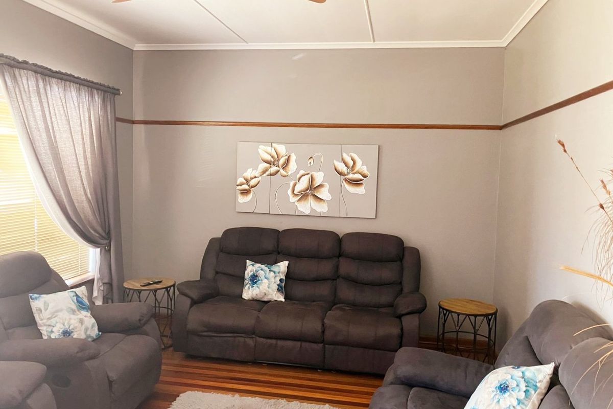 Very Neat Family Home in Bothasrus, Despatch for Sale! - Photo 3