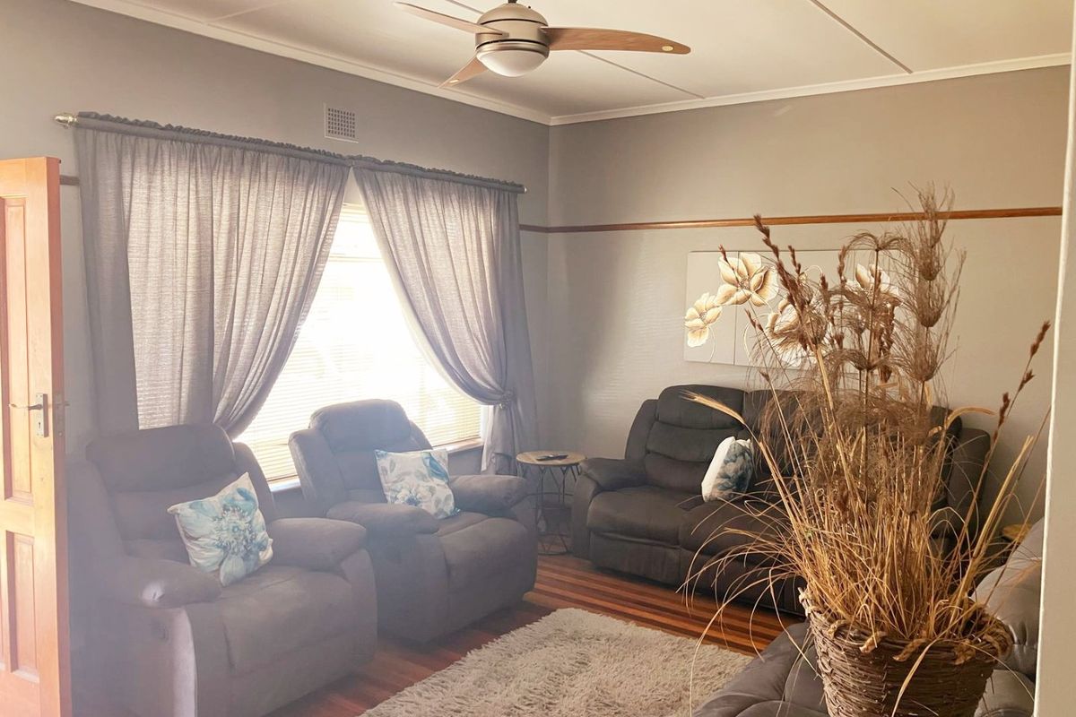 Very Neat Family Home in Bothasrus, Despatch for Sale! - Photo 2