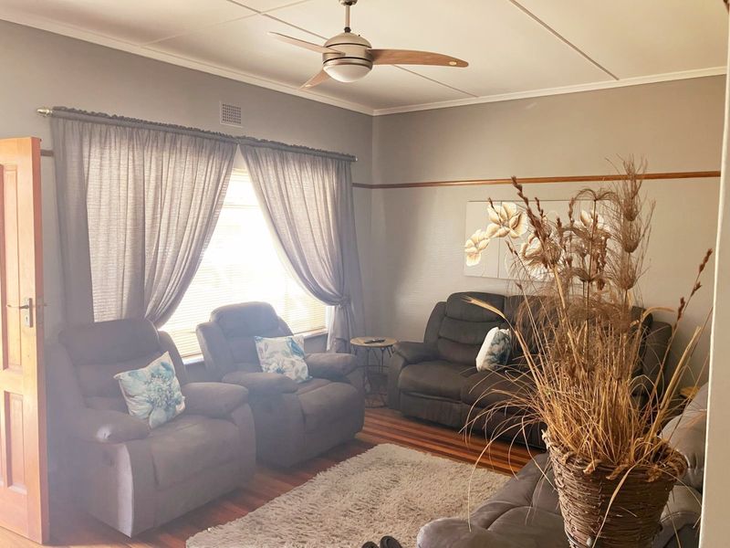 Very Neat Family Home in Bothasrus, Despatch for Sale! - Photo 2