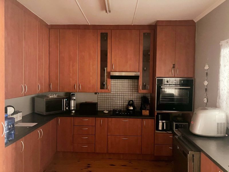 Very Neat Family Home in Bothasrus, Despatch for Sale! - Photo 9