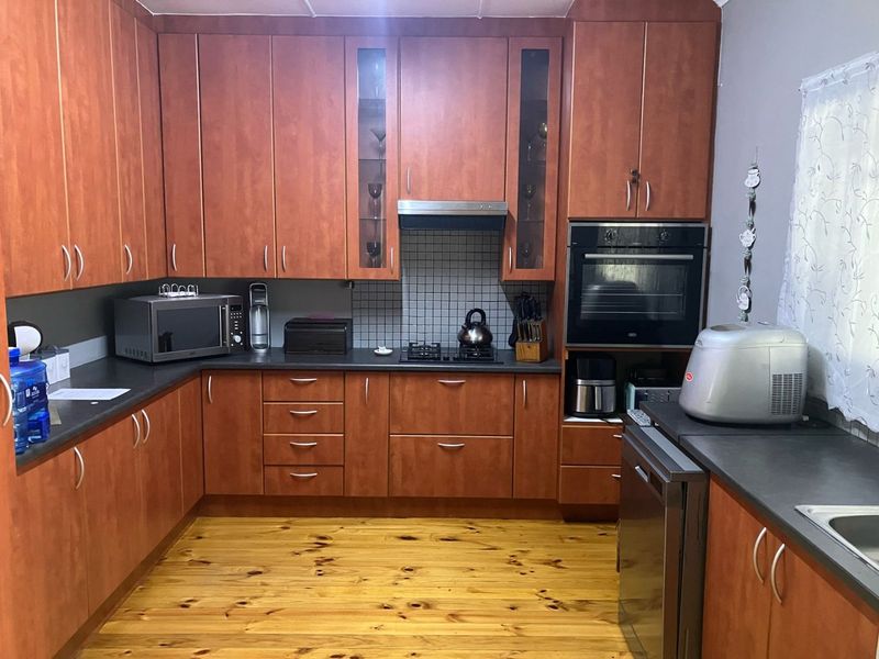 Very Neat Family Home in Bothasrus, Despatch for Sale! - Photo 8