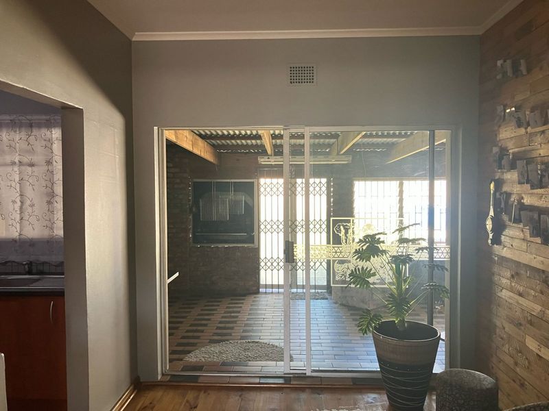 Very Neat Family Home in Bothasrus, Despatch for Sale! - Photo 7